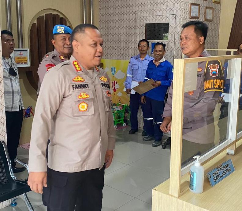 Kapolresta Cilacap Kombes Pol Fannky Ani Sugiharto, S.I.K., M.Si bersama dengan Pejabat Utama Polresta Cilacap melaksanakan pengawasan terhadap pelayanan publik di Sentra Pelayanan Kepolisian Terpadu (SPKT) Polresta Cilacap