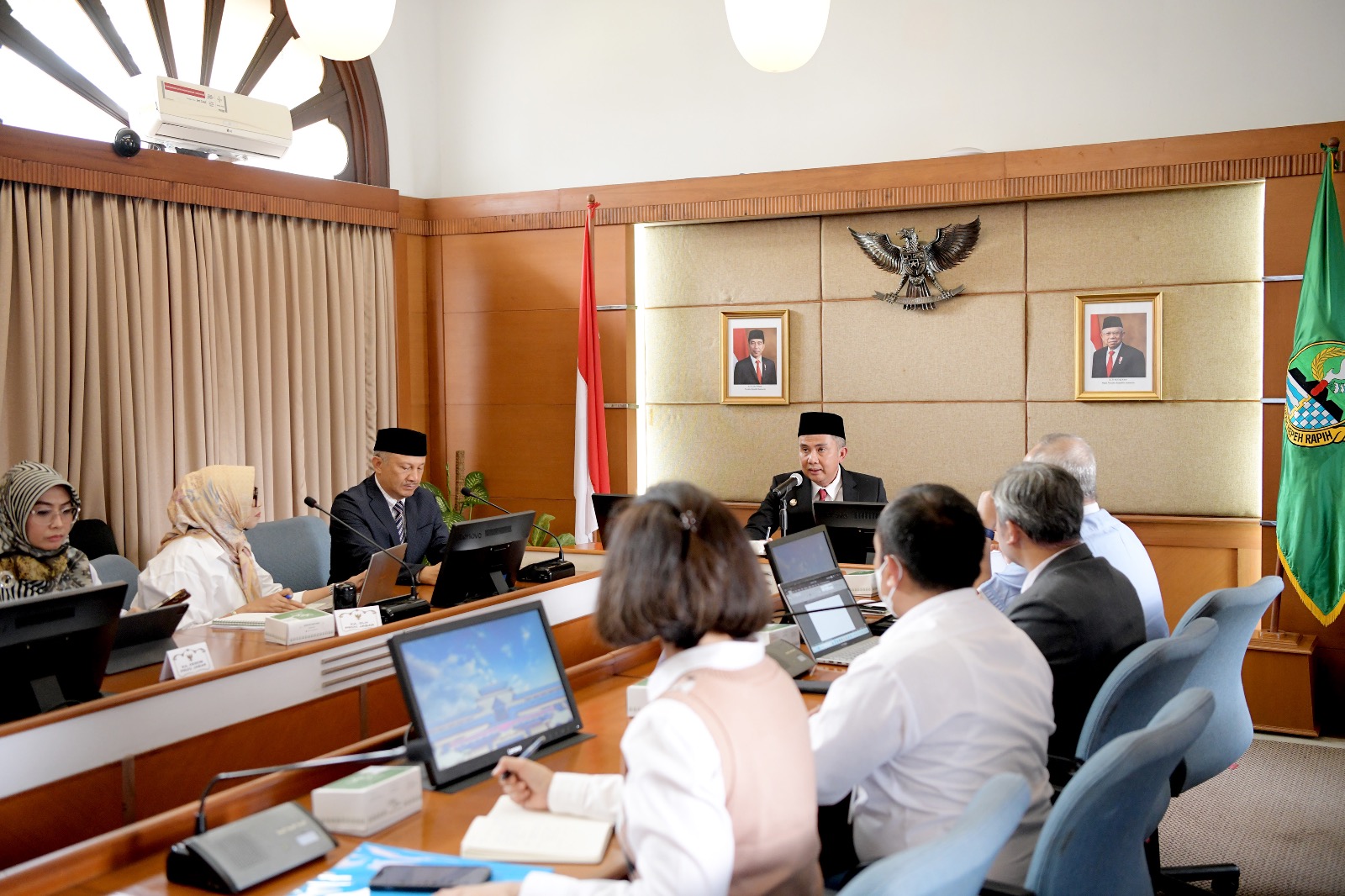 Penjabat Gubernur Jabar Bey Machmudin memimpin Rapat Percepatan Operasional TPPAS Legok Nangka dan TPPAS Lulut Nambo di Ruang Rapat Manglayang, Gedung Sate, Kota Bandung, Rabu (20/9/2023).(Foto: Biro Adpim Jabar)