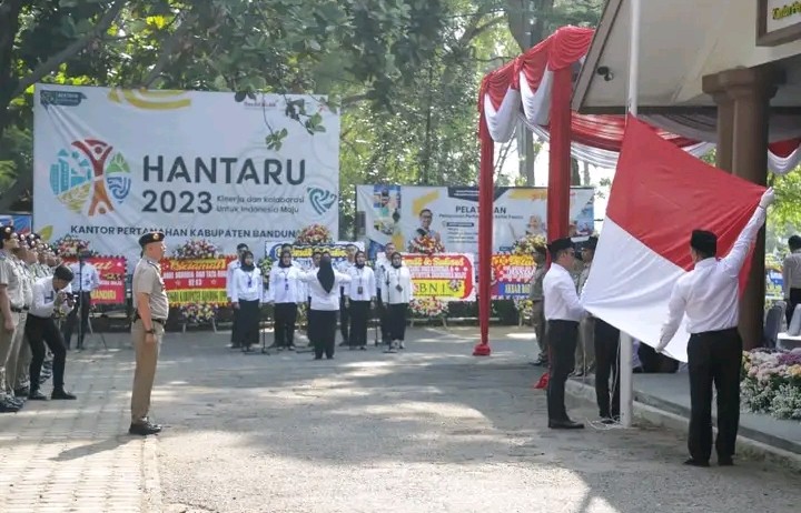Bupati Bandung, Dadang Supriatna mengikuti peringatan Hari Agraria dan Tata Ruang Nasional (HANTARU) ke-63 tahun 2023 di halaman Kantor Pertanahan Kabupaten Bandung, Senin (24/09/2023).