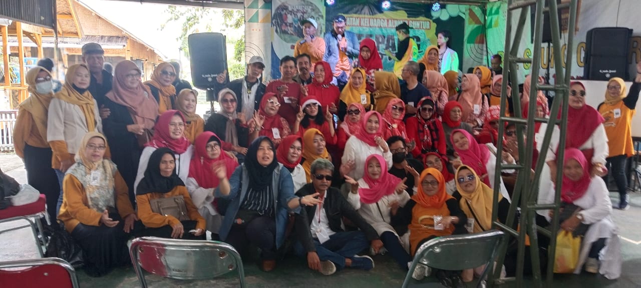 Ikatan Keluarga Alumni Guntur (IKA Guntur)  sukses menggelar acara reuni  bertajuk "Tepang Sono Ika Guntur 2023" yang dilaksanakan di sebuah resto kawasan Kota Soreang,Kabupaten Bandung, Sabtu (30/9/2023).