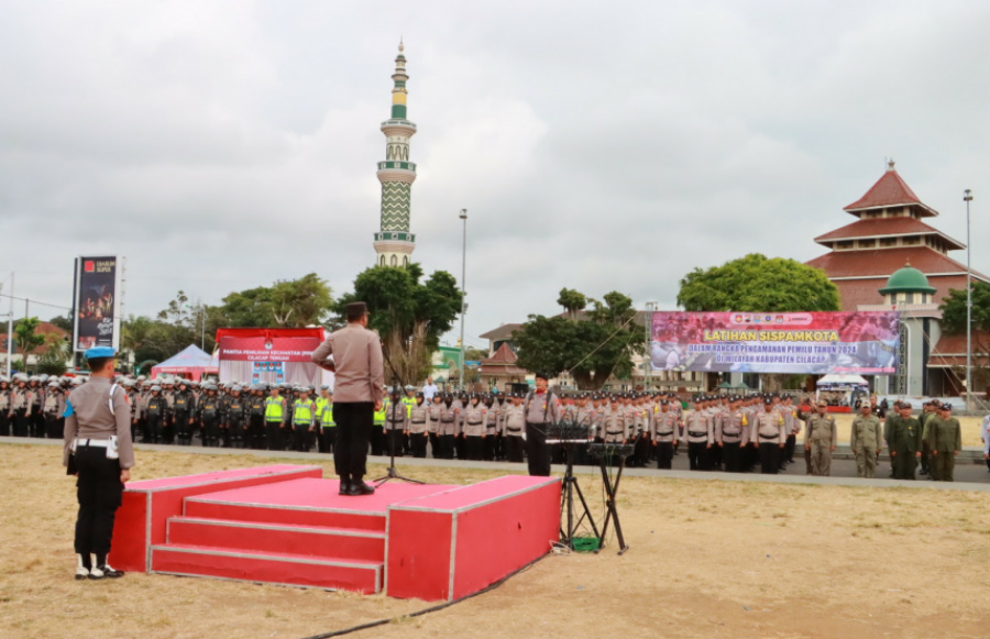 Polresta Cilacap bersama Stakeholder terkait menggelar latihan Sistem Pengamanan Kota (Sispamkota). Senin (25/9/2023)