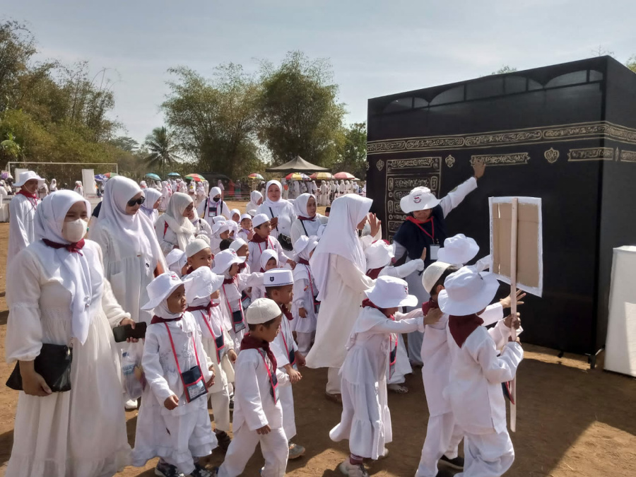 Gebyar peragaan Manasik Haji Anak Usia Dini, dengan bermanasik Paud menumbuhkan Semangat berhaji sejak dini di dukung oleh Dinas pendidikan Kabupaten Garut, Selasa (26/9/2023)