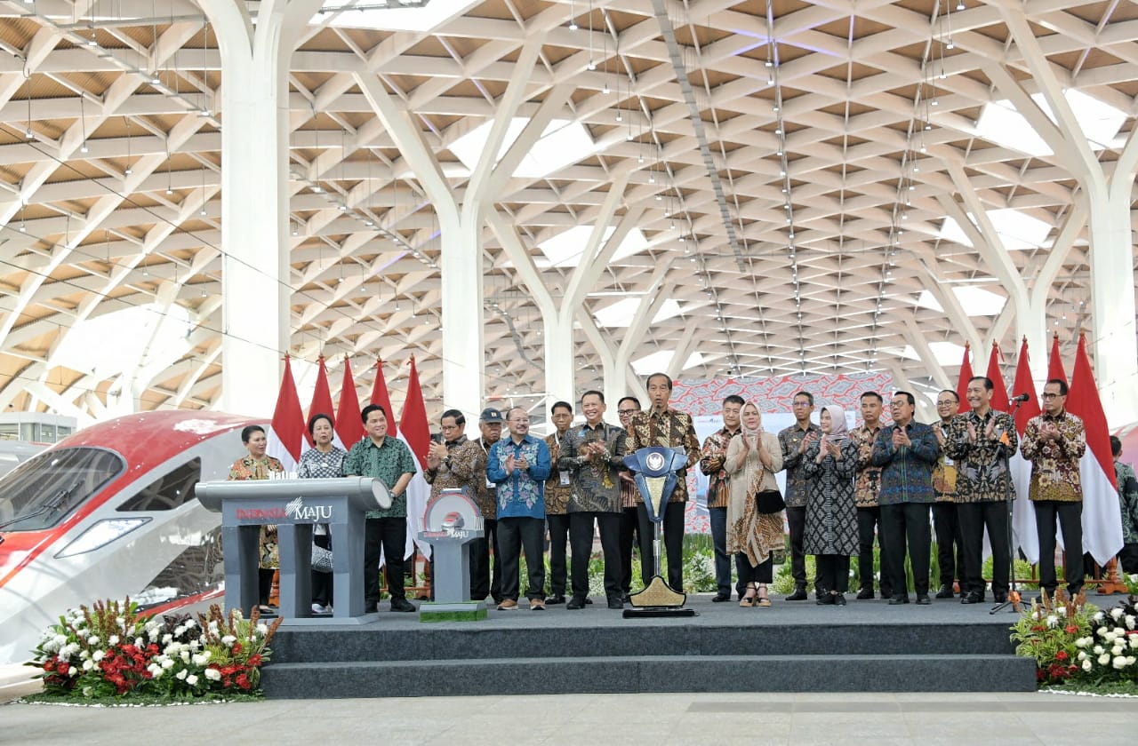 Penjabat Gubernur Jawa Barat menghadiri Peresmian Kereta Cepat Jakarta Bandung oleh Presiden RI Di Stasiun Kereta Cepat Halim Jakarta, Senin 2 Oktober 2023.(Foto: Ryo Arbani/Biro Adpim Jabar)
