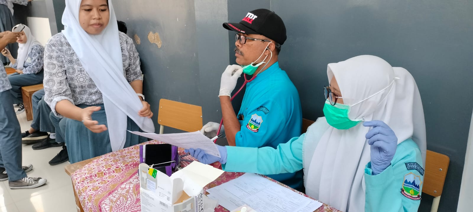 Palang Merah Indonesia (PMI) Garut menggelar kegiatan aksi donor darah yang dibantu para Medis Puskesmas Cibatu dilakukan di Sekolah SMAN 3 Garut, Jawa Barat, Kamis (5/10/2023).