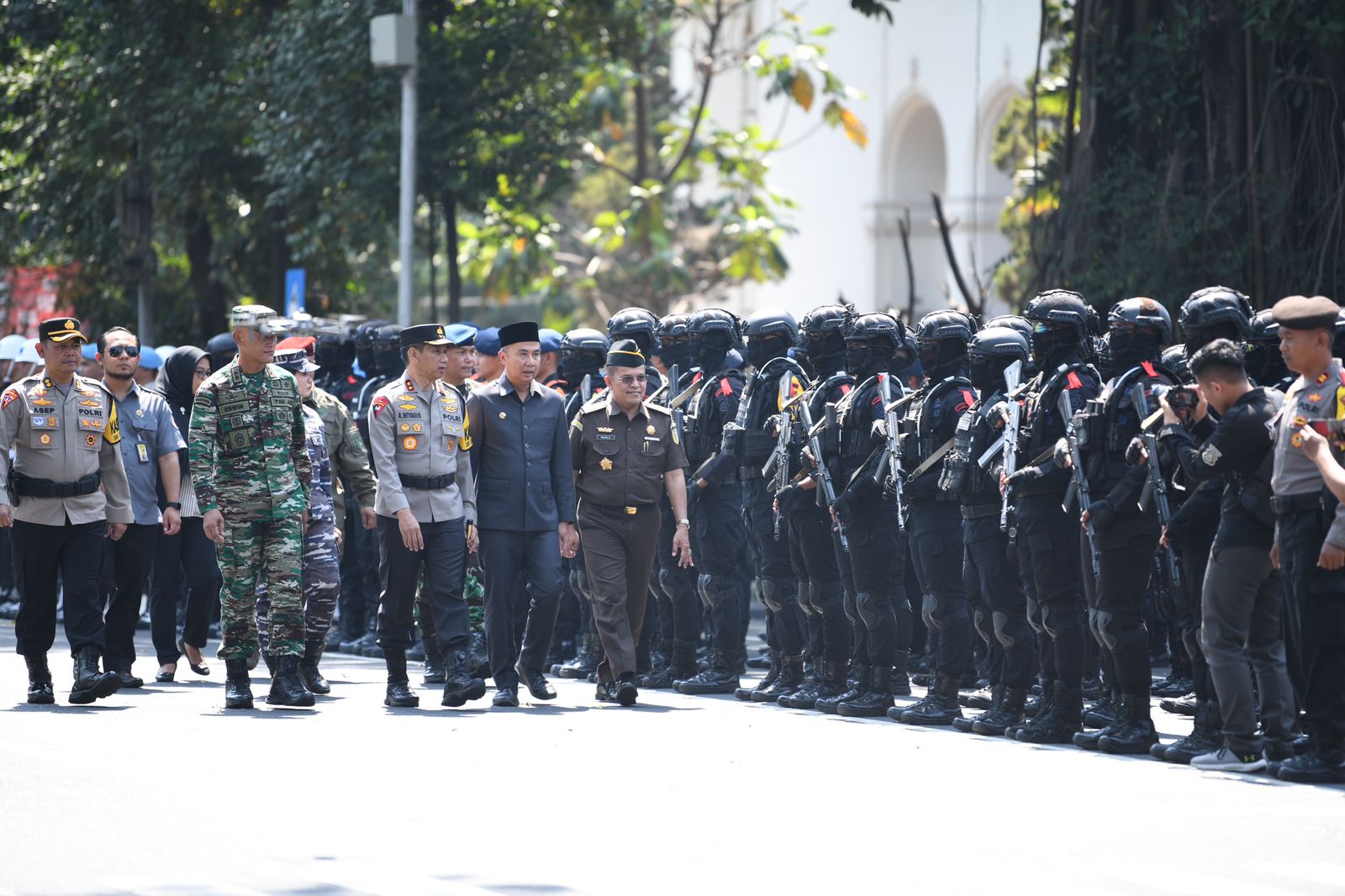 Pj Gubernur Jawa Barat Bey Machmudin menghadiri Apel Gelar Pasukan Operasi Mantap Brata Lodaya 2023-2024 dalam rangka Pengamanan Tahapan Pemilihan Umum Tahun 2024 di Wilayah Hukum Polda Jabar di Jalan Diponegoro depan Gedung Sate, Kota Bandung, Selasa (17/10/2023) (Rizal FS/Adpim Jabar)
