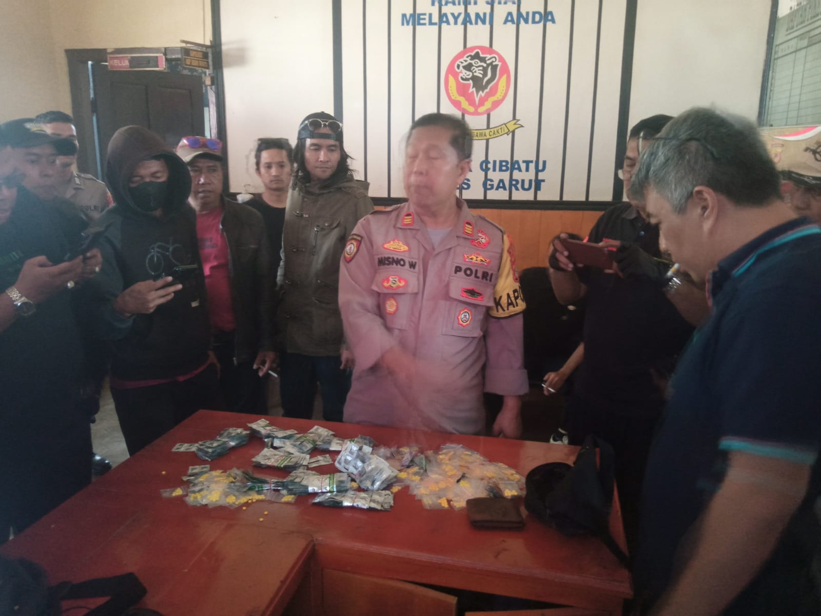 Sekitar Seratus Warga masyarakat Mengepung dan tangkap Bandar Penjual Obat-obat terlarang pelaku sebanyak dua orang bukan asli Garut
