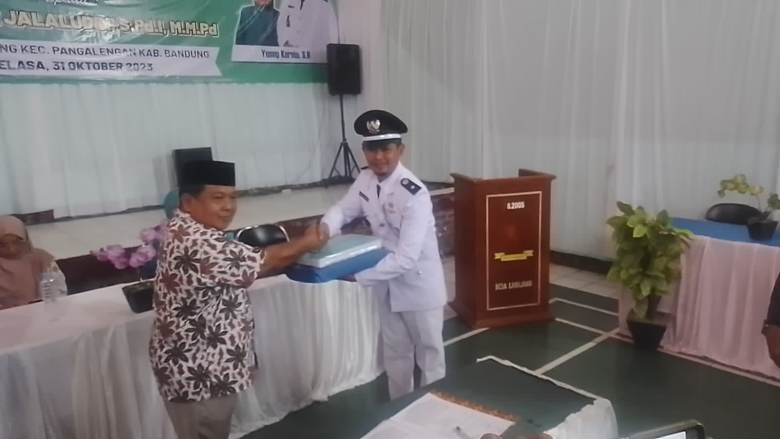 Serah terima jabatan (sertijab) Kepala Desa Lamajang, Kecamatan Pangalengan Kabupaten Bandung, dari Yusep Kurnia, S.H kepada Ade Jalaludin, S.Pd.I., M.M.Pd, bertempat di aula kantor Desa Lamajang, pada Selasa, 31 Oktober 2023.