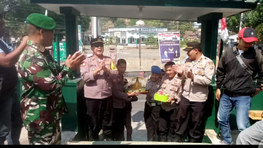 Kunjungan Kehormatan Kapolsek Cibatu AKP Misno Winoto beserta seluruh jajaran anggota kepolisian kunjungi Koramil 1105/Cibatu, Letda Yusuf Balondongan Serang beserta seluruh anggota TNI.