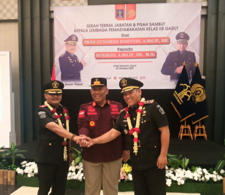 Serah terima jabatan Kepala Lembaga Pemasyarakatan Kelas IIB Garut, Iwan Gunawan Wahyudi, A.Md.IP.,SH., Kepada Kepala lapas Baru, Rusdedy, A. MD. IP., SH., M.Si.