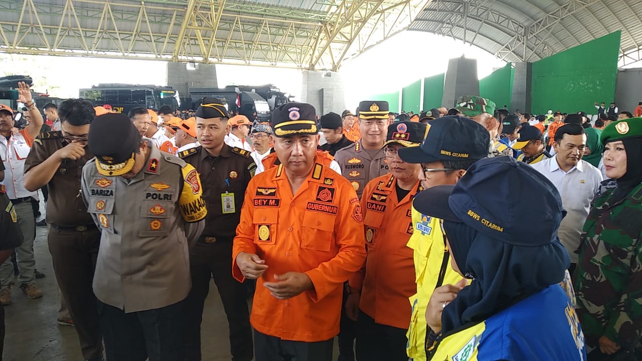 Pj. Gubernur Jawa Barat, Bey Triadi Machmudin mengungkapan berdasarkan prakiraan musim hujan 2023/2024 yang dikeluarkan oleh Badan Meteorologi, Klimatologi dan Geofisika (BMKG)