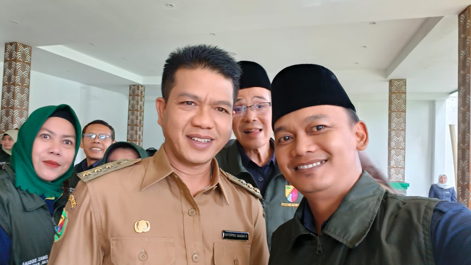 Seiring dengan adanya rutinitas dalam pelayanan selama 24 jam kepada masyarakat sekitar, saat ini para Ketua RW dimanjakan dengan adanya pelayanan insentif dari program Bupati Bandung Dr. HM. Dadang Supriatna. Nilainya Rp 300.000/bulan ditambah BPJS Kesehatan.
